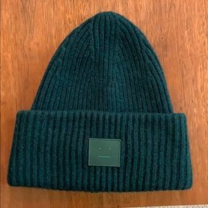 Acne beanie